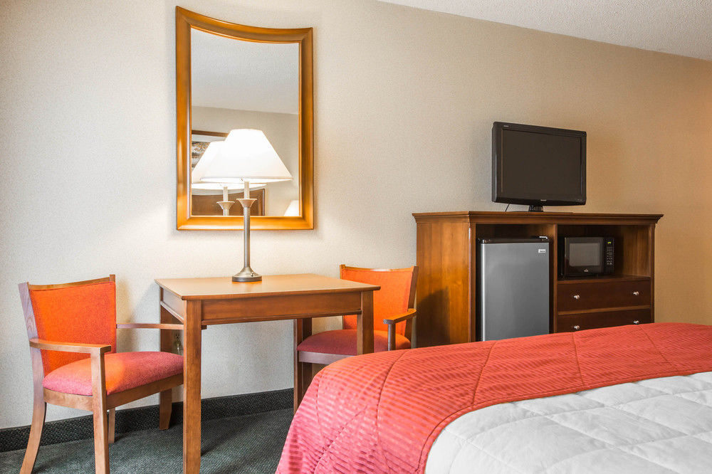 Clarion Inn & Suites at the Outlets of Lake Lake USA